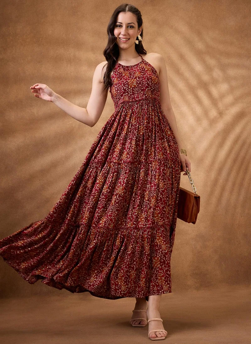 جلو باص فستان ماكسي فيوجن نسائي جلوبس بنقشة بيزلي عنابي بياقة هالتر وقصة واسعة بطبقات